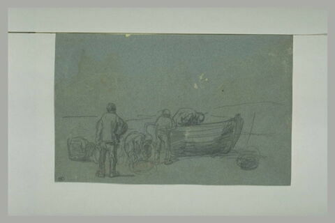 Trois pêcheurs devant une barque échouée, image 1/1
