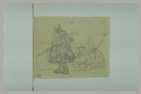 Homme portant deux seaux, et deux autres hommes assis, image 1/1