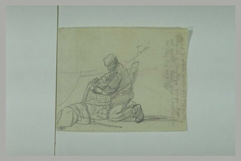 Homme, à genoux, réparant un ustensile, image 1/1