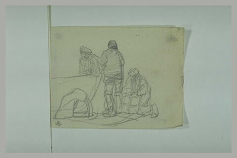 Trois hommes près d'une barque à sec, image 1/1