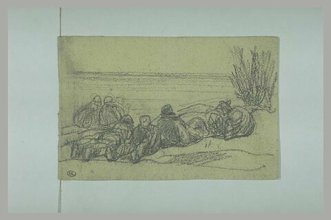 Plusieurs hommes étendus dans les dunes