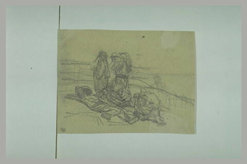 Hommes étendus ; derrière eux, femme et homme debout, image 1/1