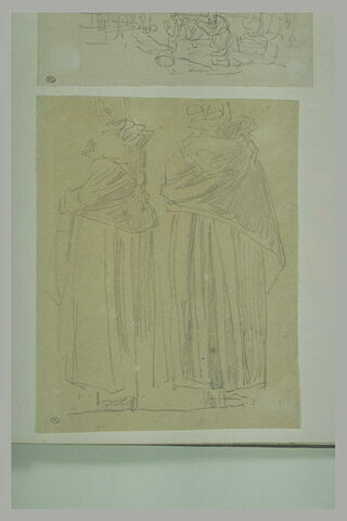Deux femmes, debout, avec des mantes