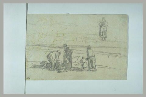 Sur une plage, un homme et une femme tenant des corbeilles, image 1/1