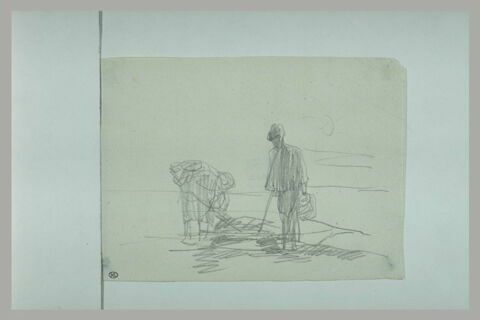Femme creusant le sol et un homme, debout, image 1/1