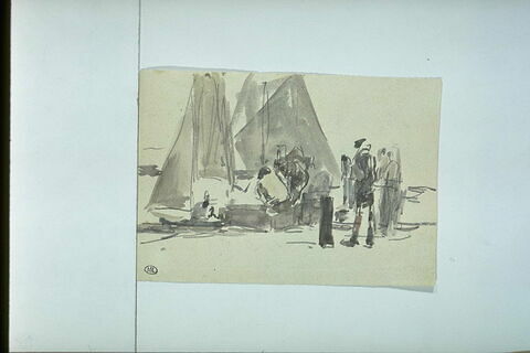 Groupe d'hommes sur un quai, devant des barques de pêche, image 1/1