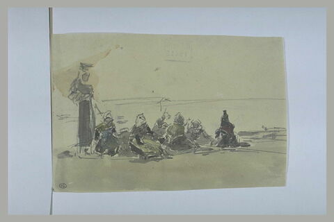 Groupes de femmes, assises, et une debout, sur une plage, image 1/1