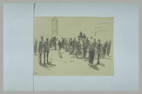 Passants dans une rue, image 2/2