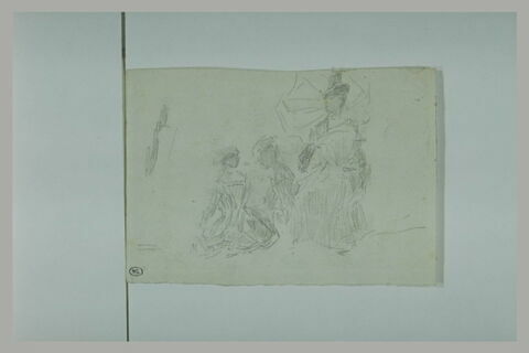 Deux enfants aux pieds d'une élégante, assise, une ombrelle à la main, image 1/1