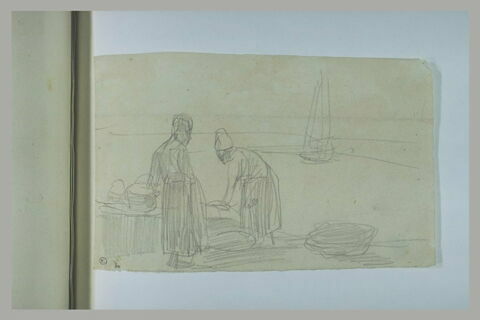 Deux femmes, portant des corbeilles, au bord de la mer, image 1/1