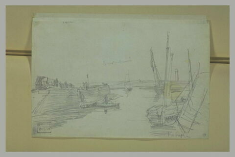 Barques dans un chenal entre un quai et une jetée avec un phare, image 1/1