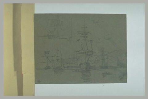 Navires dans une rade entourée de collines, image 1/1