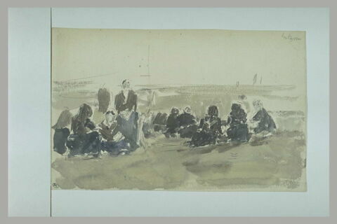 Groupe de femmes assises, ou debout, sur le sable, image 1/1