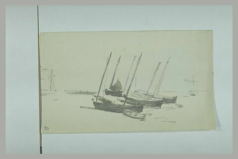 Barques de pêche et canot, alignés sur le sable, image 1/1