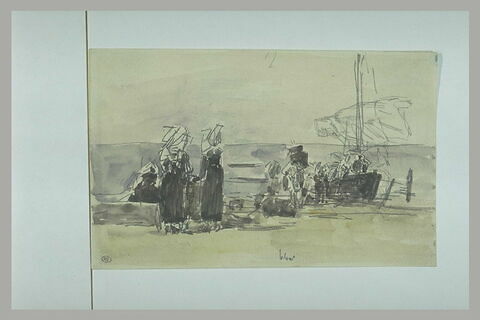 Paysannes bretonnes et hommes sur une plage, près d'une barque échouée, image 1/1