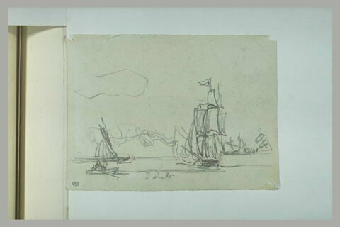 Voilier doublant une jetée ; à gauche, d'autres bateaux, image 1/1