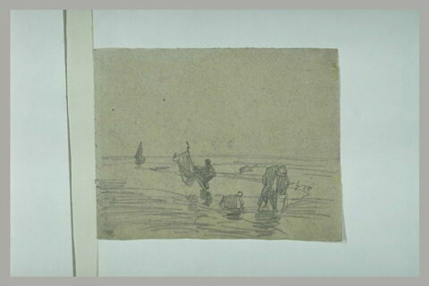 Pêcheurs sur une grève découverte par la mer, image 1/1