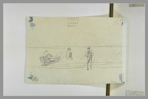 Canot échoué sur une plage ; deux hommes debout, image 1/1