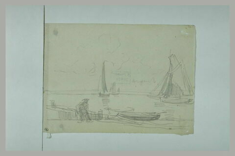 Rivage sur lequel on voit un homme ; au-delà, la mer avec des bateaux, image 1/1