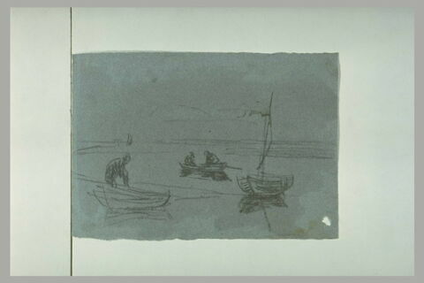 Barques échouées ; plus loin, deux hommes dans un canot sur l'eau, image 1/1