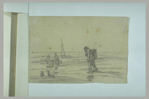 Homme avec une hotte au dos, et femmes sur une plage, image 1/1