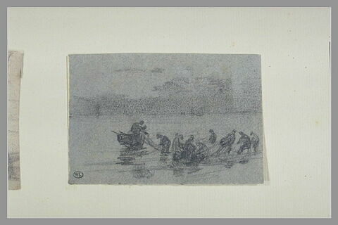 Marins tirant un filet d'un canot près du rivage, image 1/1