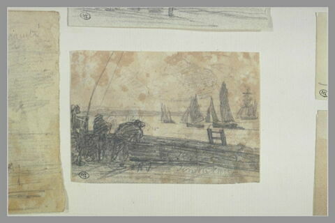 Hommes sur une jetée, regardant des voiliers au port, image 1/1