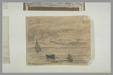 Marin assis sur le rivage, et barque en mer, image 1/1