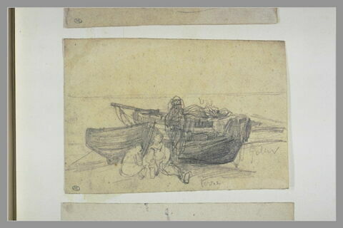 Deux hommes près de deux barques de pêche échouées sur le sable, image 1/1