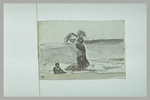 Femme debout secouant un tamis, sur une plage