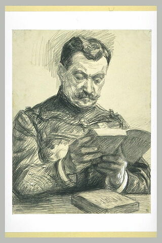 Officier d'artillerie, vu à mi-corps, derrière une table, tenant un livre, image 1/1