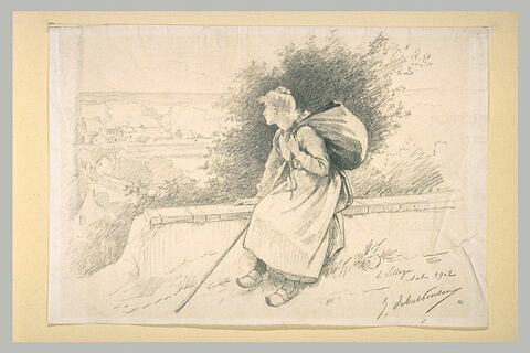 Femme assise sur un mur, un ballot sur le dos, regardant un village, image 2/2