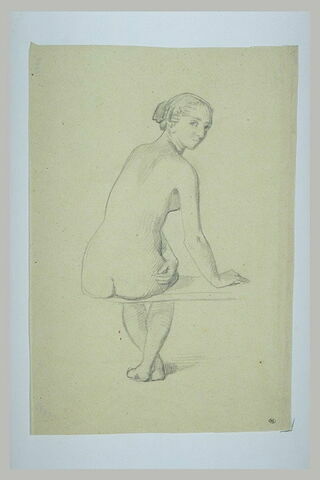 Femme nue, vue de dos, assise sur une planche, se retournant, image 1/1