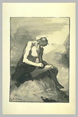 Homme assis sur un rocher, de trois quarts à droite, les jambes pendantes