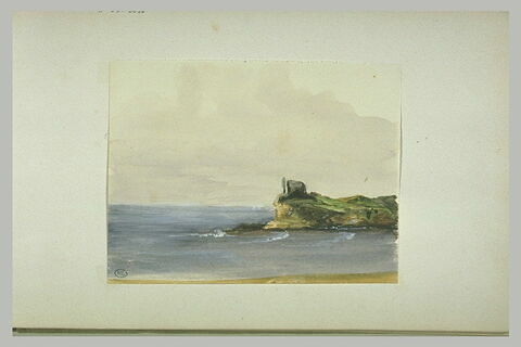 Paysage au bord de la mer avec un promontoire rocheux, image 2/2