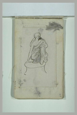 Statue d'une femme drapée, assise sur un socle, image 1/1