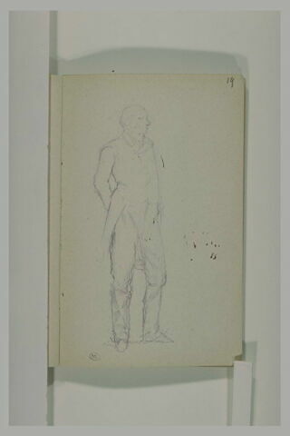 Un homme debout, mains derrière le dos, image 1/1