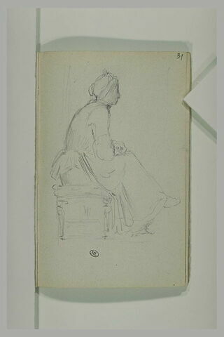 Femme assise sur un banc, de profil, image 1/1