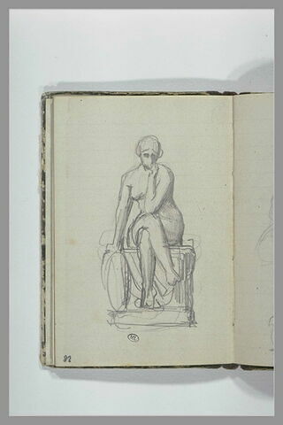 Une femme nue assise sur un socle, image 1/1