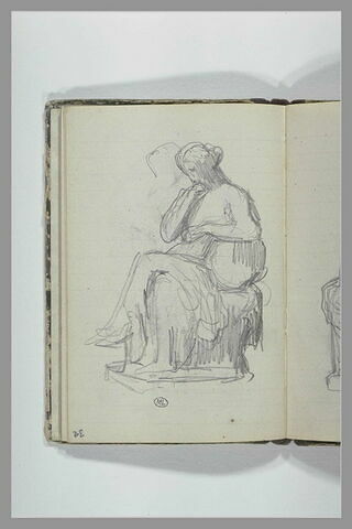 Une femme, à demi drapée, assise sur un socle, vue de trois quarts
