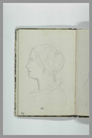 Femme, en buste, de profil vers la gauche, image 1/1