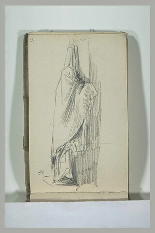 Figure entièrement drapée, vu de dos, appuyée contre un mur, image 1/1