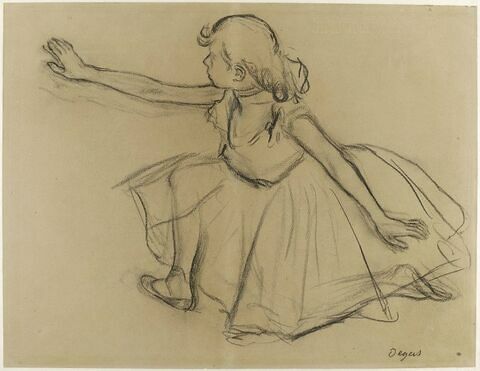 Jeune danseuse agenouillée étendant un bras droit vers la gauche