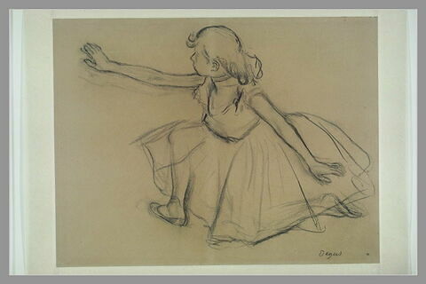 Jeune danseuse agenouillée étendant un bras droit vers la gauche, image 2/2