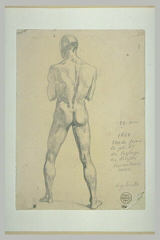 Homme nu, debout, de dos, les jambes écartées