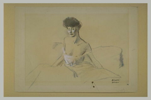 Jeune femme, la poitrine nue, assise sur un lit, image 1/1