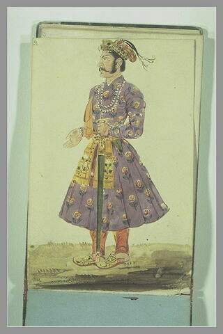 Homme en costume persan, vu de profil vers la gauche, image 1/1