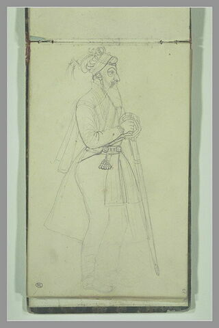 Empereur persan, vu de profil à droite, les mains appuyées sur son sabre