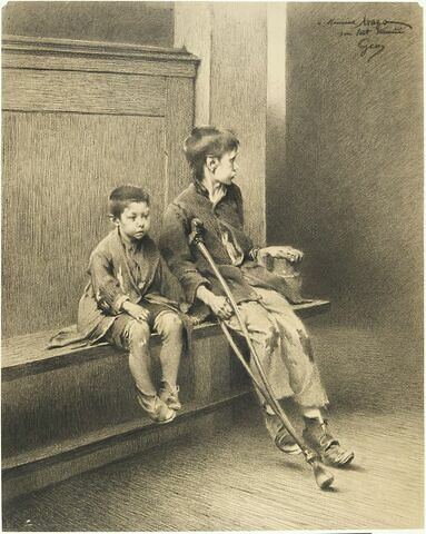 Deux jeunes mendiants assis sur un banc dont un tient une béquille