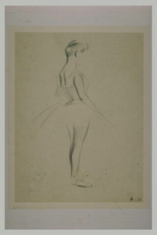 Danseuse, debout, de profil à droite